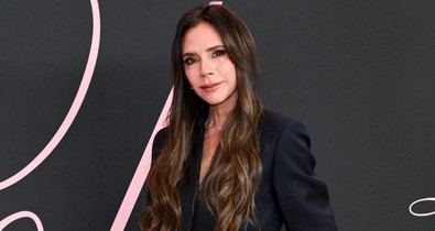 Az 50 éves Victoria Beckham új szintre emelte a pucérruha fogalmát: áttetsző csipkében mutatta meg a testét