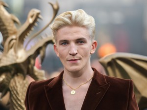 Sosem járt drámaiskolába, most mégis mindenki a Sárkányok háza sztárjáért rajong - Ewan Mitchell felemelkedése