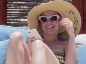 Imádjuk Katy Perry lehetetlen bikinijét