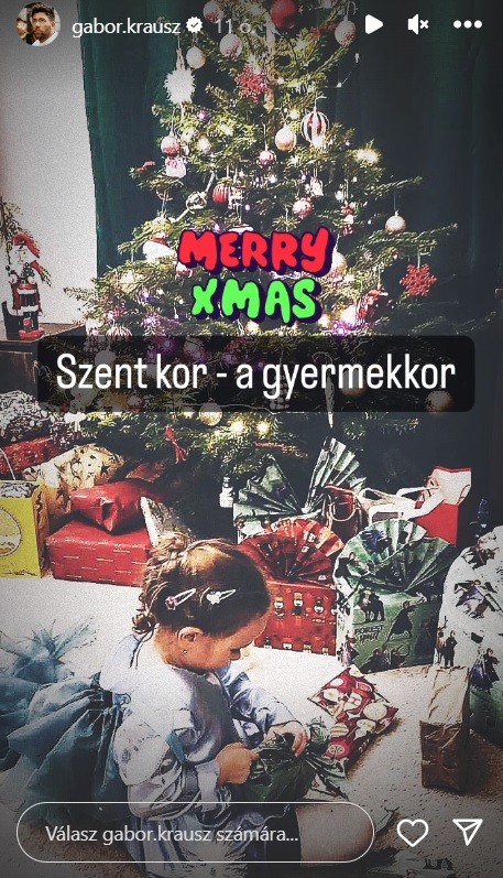 Hannaróza karácsonyi ajándékokat bontogat