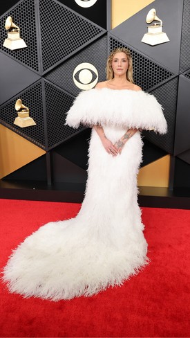 Kesha hófehér Matières Fécales ruhája igazi éteri megjelenést biztosított az énekesnő számára