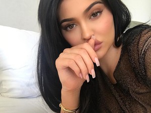 Kylie Jenner takargatja pocakját az emberek pedig széttrollkodták érte!
