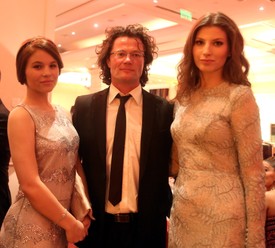 Stohl András lányaival, a műsorvezető Lucával és az üzletvezetőként dolgozó Rebekával. Ők ketten a színész első házasságából születtek Tordai Éva divattervezőtől. 