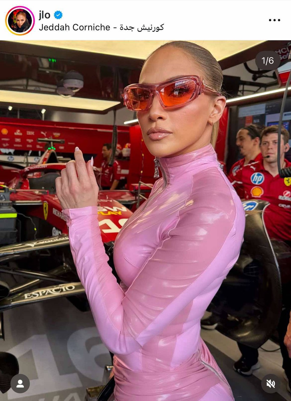 A ruha anyaga a 2000-es évek trendjeit idézi - mintha csak egy Britney Spears klipből lépett volna ki a világsztár