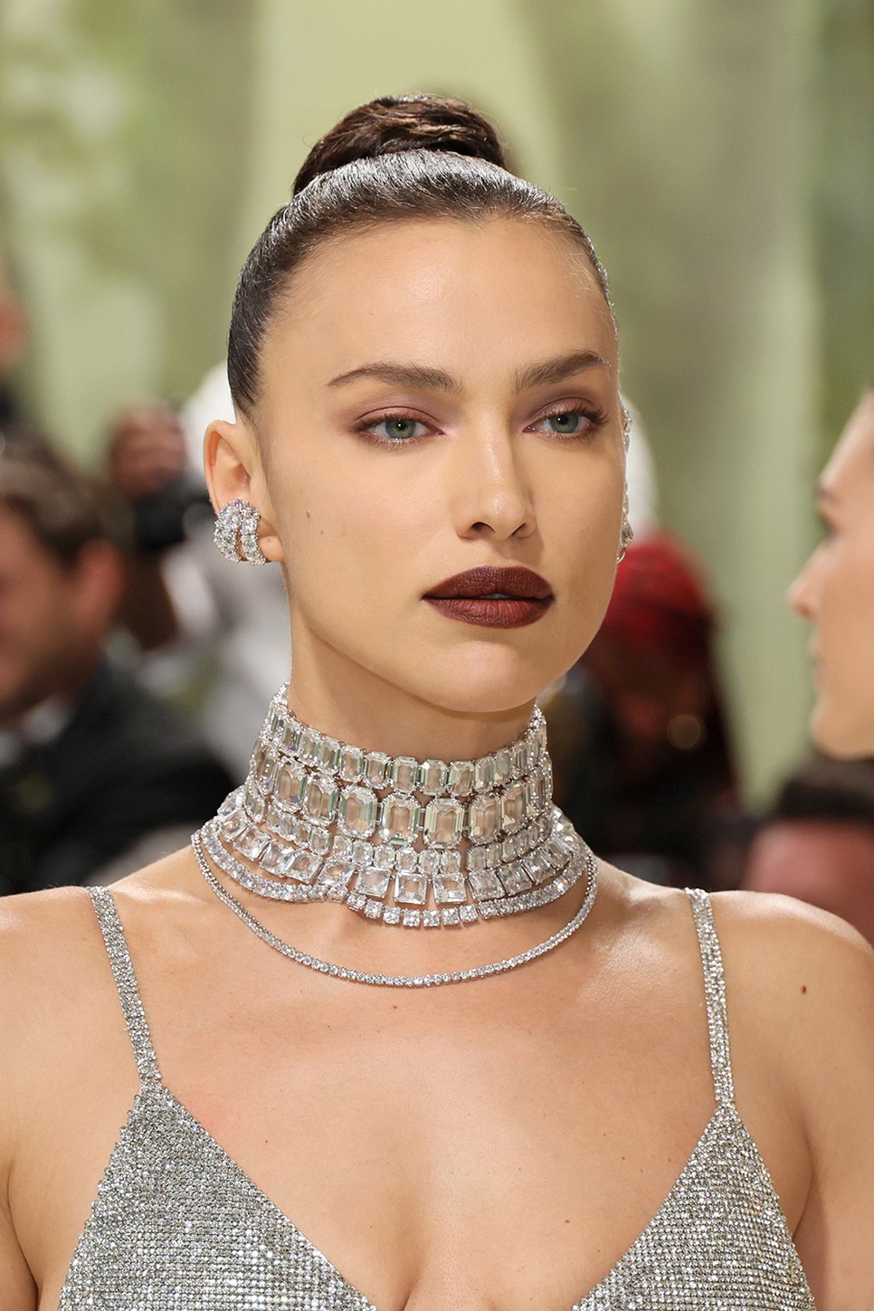 Irina Shayk a levegő elemet testesítette meg Swarovski öltözékével és ékszereivel a Met-gála vörös szőnyegén