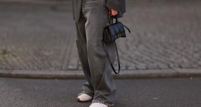 2025 őszén búcsúzz el a kék farmertől: ez a szín veszi át a helyét