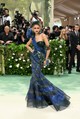 Zendaya egy színes John Galliano által tervezett Maison Margiela Artisanal darabban most sem okozott csalódást. Lenyűgöző megjelenéssel elevenítette meg az „Idő kertje” témát az idei Met-gálán.