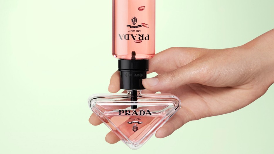 prada-paradoxe-50ml-bottle-in-hand-refill-3-1x1-rgb dmi image na no-cta