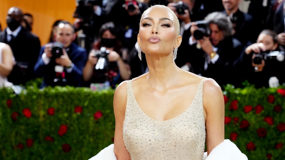 Mutatjuk, hogyan tette tönkre Kim Kardashian Marilyn Monroe 5 millió dolláros ruháját