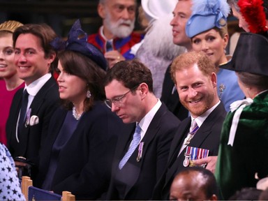 Fotók: Harry herceg lazán, szemtelenül boldogan, mosolyogva, érkezett a koronázásra