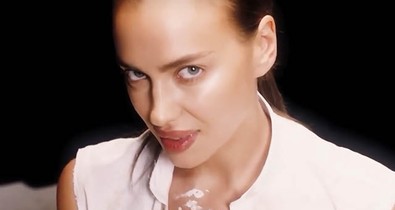 A terhes Irina Shayk újrajátszotta az egyik legerotikusabb filmjelenetet, látnod kell!