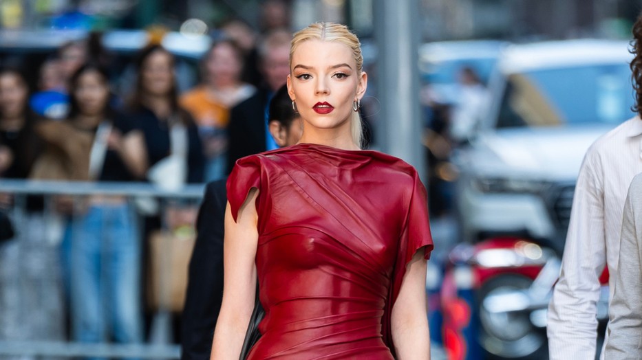 Anya Taylor-Joy Stephen Colberthez érkezik a The Late Night Show-ba
