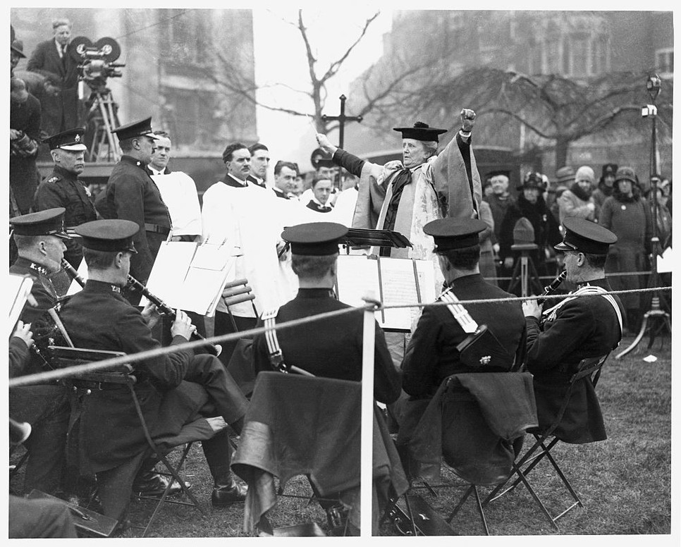 Dame Ethel Smythe vezényli a rendőrzenekart Emmeline Pankhurst szüfrazsett szobrának Stanley Baldwin miniszterelnök általi leleplezésekor. 