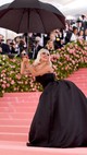 Lady Gaga egy komplett performanszt nyomott le a vörös szőnyegen, és négyszer öltözött át a fotósok szeme láttára egyik Brandon Maxwell kreációból a másikba.
