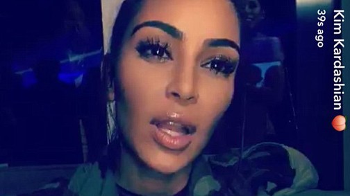 Ajjaj! Kim Kardashian horrorisztikus szettben villantott