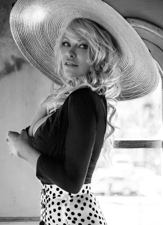 Az 50 éves Pamela Anderson fürdőruhában mutatott döbbenetes alakot