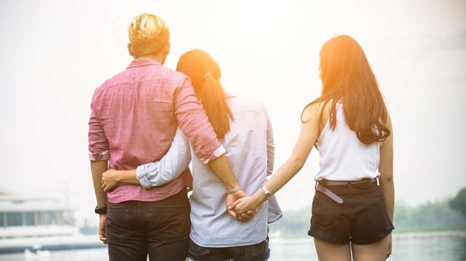 A poliamoria látezik, azaz vannak, akik egyszerre két embert szeretnek