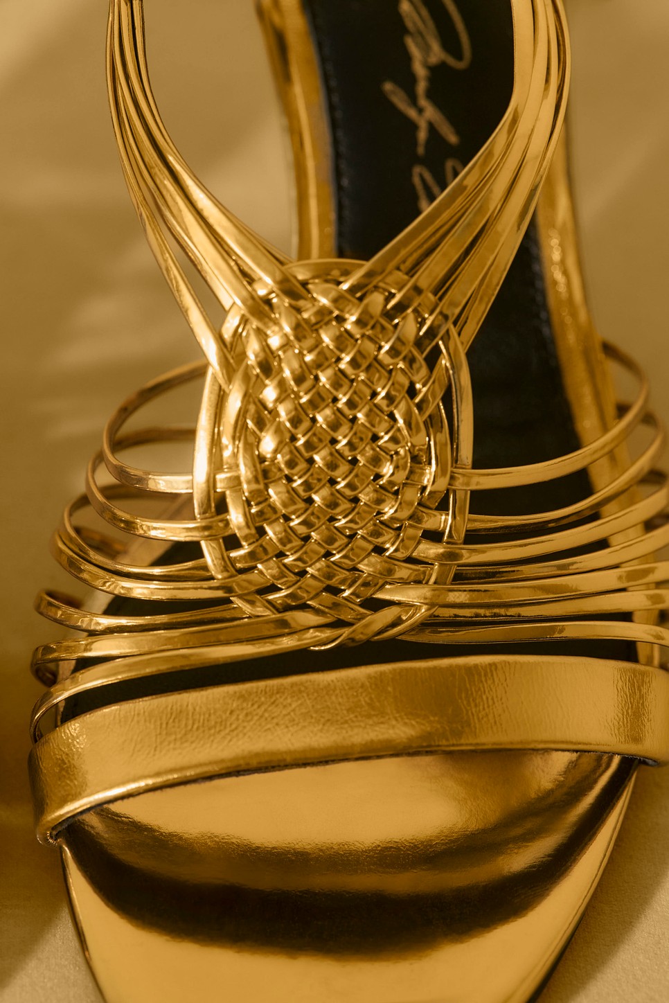 Az arany szandálok feldobják majd a különleges alkalmakat