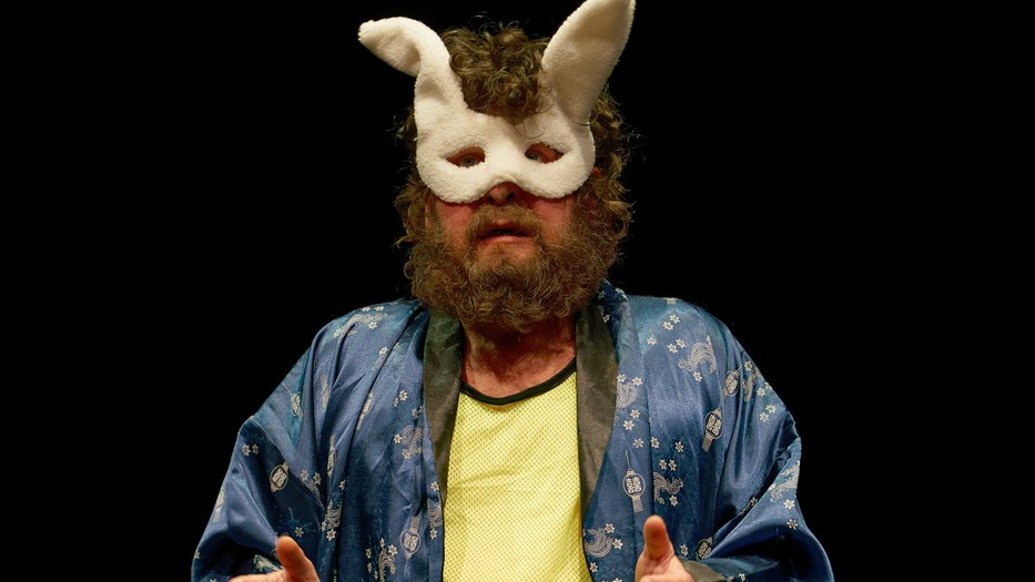 A könyvből felolvasottakat a szereplők és egyben alkotók triója jegyzi, a tagok közt van az író és költő Peer Krisztián is