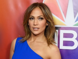 Jennifer Lopez bohósikkes, hosszú farmerszoknyája lesz a legnagyobb trend idén