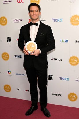 Luke Thompson már több díjat is kapott karrierje során, itt a 2024-es WhatsOnStage Awards gálán vett át elismerést. 