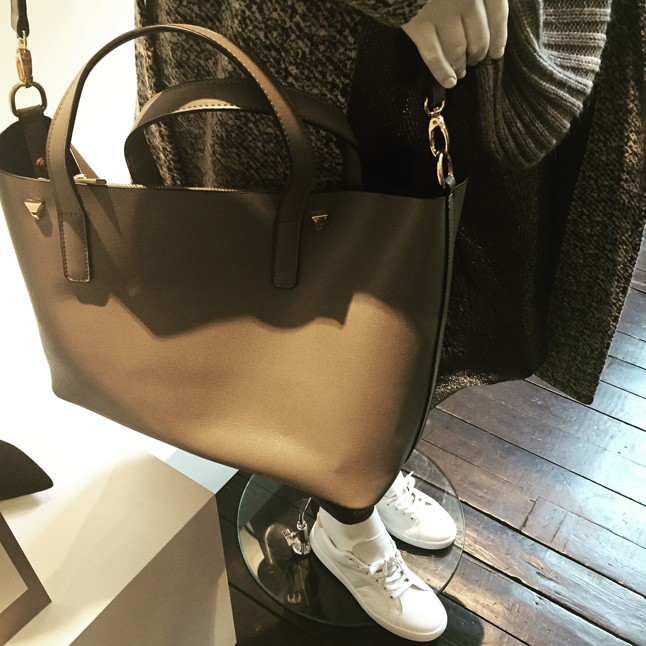 Vagányak a farmerek tweedkabátokkal, fehér tornacipővel és minimál dizájnnal operáló shopperekkel. Minden 20% kedvezménnyel a GLAMOUR-napokon!