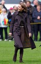 Katalin hercegné akkor is sugárzik, ha egy hétköznapi szettbe bújik. Ezzel az övvel kombinált szettel csak úgy vonzotta a tekinteteket.  