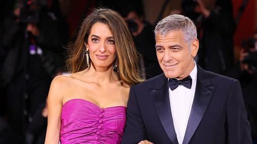 Ez Amal Clooney egyik legmerészebb miniruhája, úgy néz ki benne, mint egy szupermodell