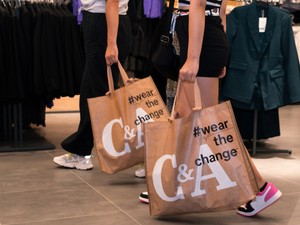 A C&A trendi ruhákkal segítette a Van helyed alapítvány egyik iskolakezdő diákját