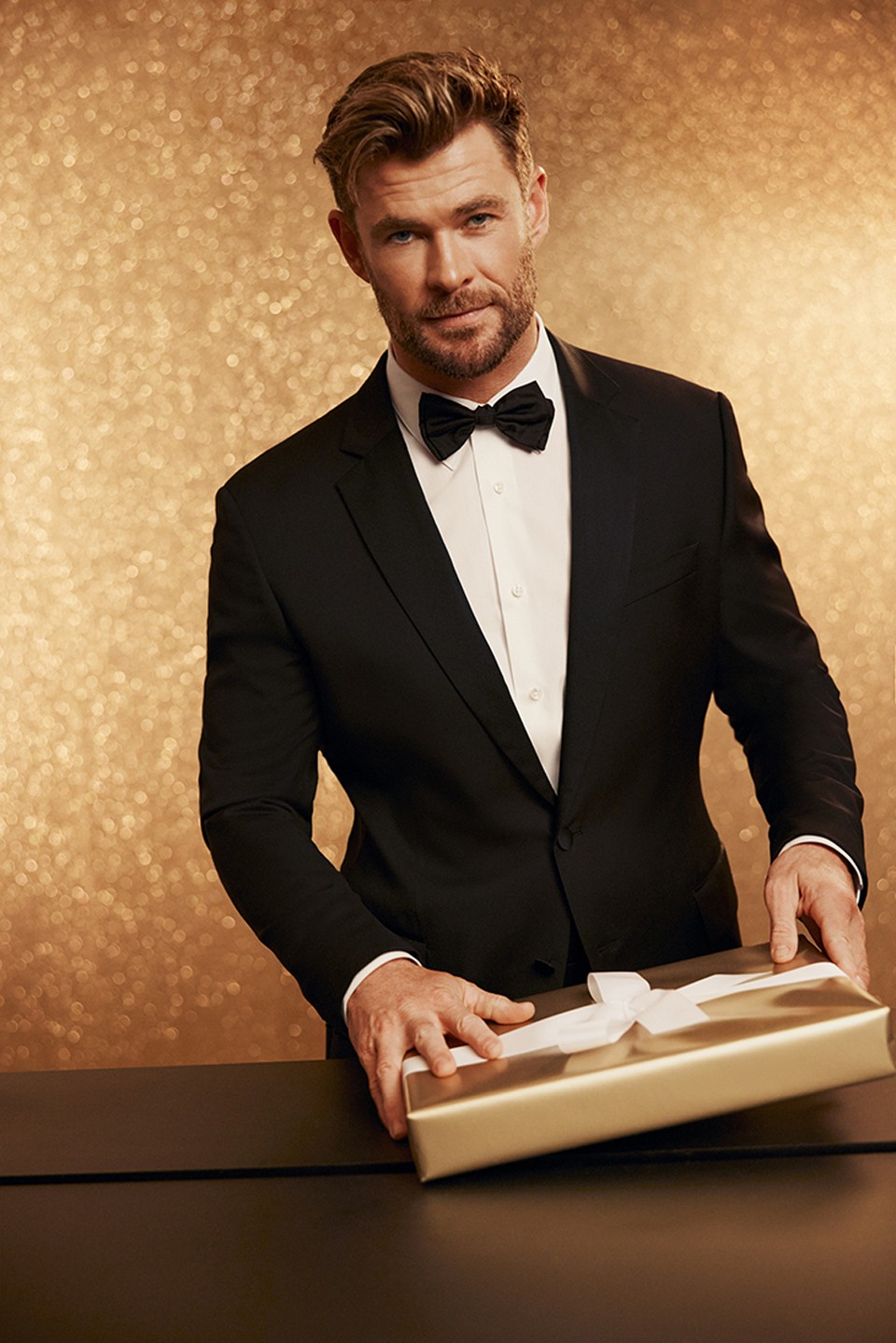  Chris Hemsworth ajándékot bontogat