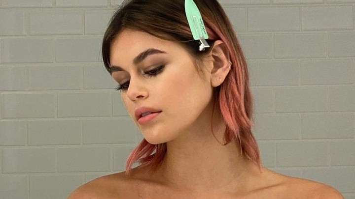 Kaia Gerber pink hajról, niacinamidről, és hogy miért van odáig a kristályokért