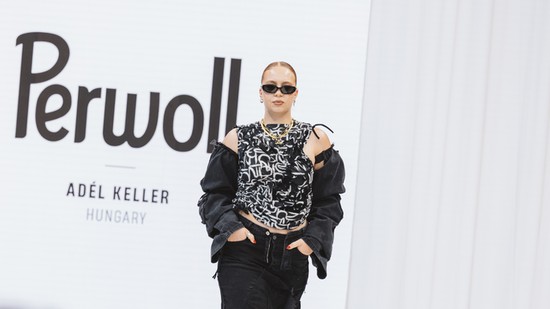 Elkeveredett reptéri bőröndök tartalmát álmodták újra a koppenhágai divathéten, varázslatos lett a végeredmény