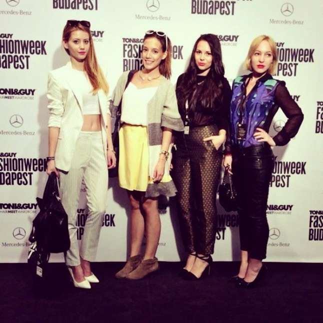 Lelkes blogger lányok a fotófal előtt.