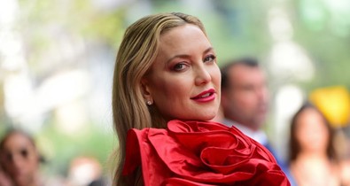 Kate Hudson topless ünnepli a nyár kezdetét