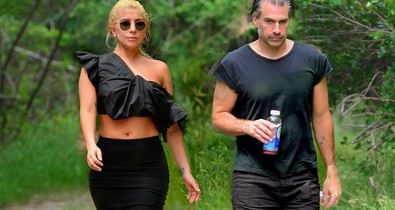 Nem hiszed el, milyen cipőben ment túrázni Lady Gaga