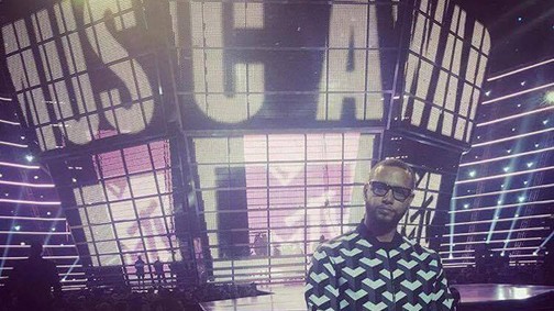 Magyar divatsiker! Magyar divattervező ruhájában vette át az MTV díját a rendező