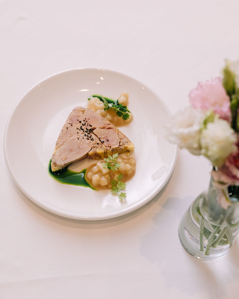 Libamáj terrine zöldalmával, mini briósokkal az Ida bistroban