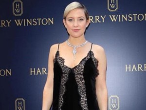 Végre! Most először láthattuk Kate Hudson kerekedő pocakját a vörös szőnyegen!