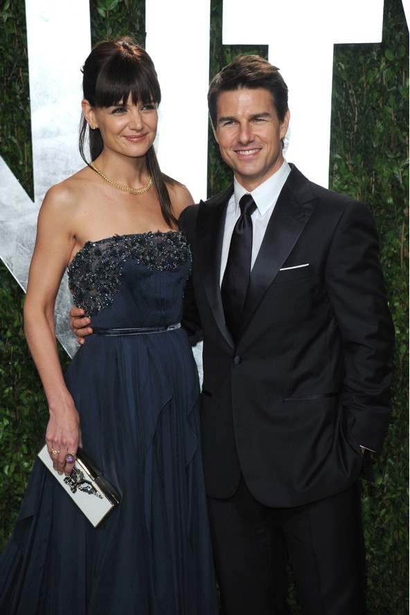 Katie Holmes és Tom Cruise. 2006-ban szcientológus szertartás keretén belül keltek egybe, ám 6 évre rá Holmes bejelentette válásukat, hiszen elege lett férje vallásából. Egy kislányuk született Suri, aki talán a legnagyobb vesztese ennek a szakításnak.