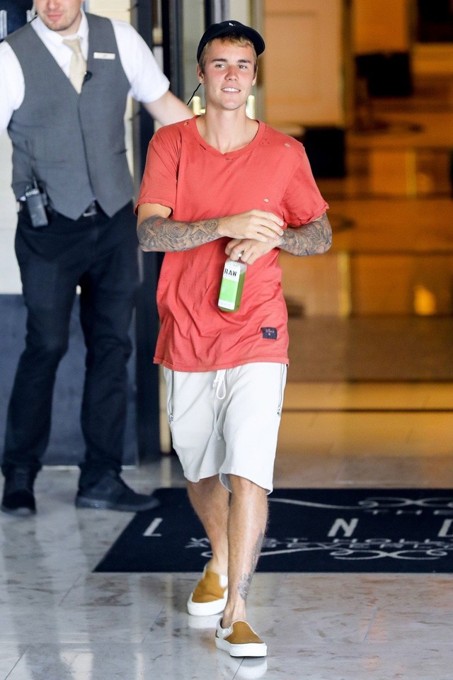 Justin Bieber piros póló