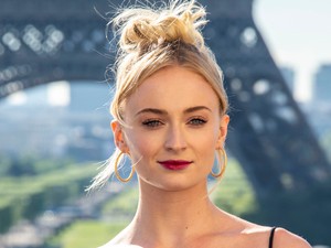 Sophie Turner falatnyi kis feketében szexizett Párizsban