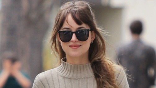 Nem tudjuk, hogy mit varázsolt Dakota Johnson fodrásza, de a végeredmény tökéletes