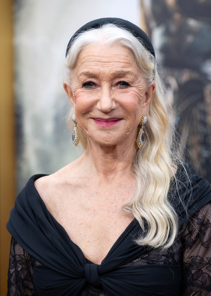 Elegáns hajpántok: A Helen Mirren által választott fekete szatén hajpánt gyönyörű kontrasztot képez az ősz tincsekkel, és bármilyen szettet azonnal feldob.