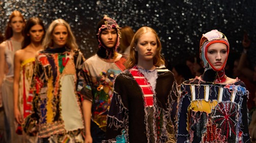 Ferencz Borbála és a MOHU új kampánya megmutatja, hogy a szemét is lehet művészet