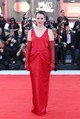 Claire Foy piros Bottega Veneta ruhában ragyogott, amit vörös bőrkesztyűkkel, vörös rúzzsal és Swarovski ékszerekkel egészített ki.