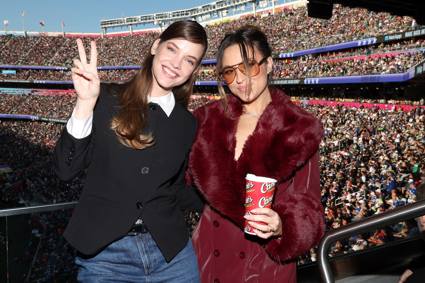 És most nézzük a lelátókat: Palvin Barbara tökéletesen érzi, milyen megjelenést kívánnak a különböző események. Ez a farmer és fekete blézer párosítás igazi erőfeszítés nélküli, hanyag eleganciát sugároz.