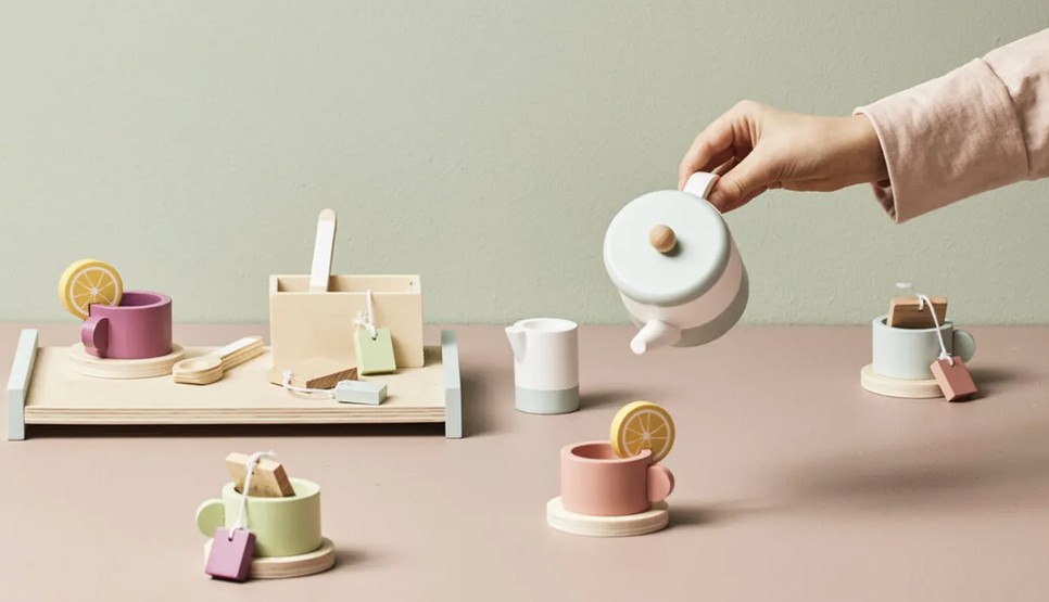 Ezt a fából készült teáskészletet is beszerezheted a gyerekednek a GLAMOUR-napok Summer Weeken
