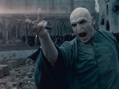A Harry Potter filmekben Voldemort köpenye minden alkalommal fakult, ha elpusztult egy horcrux
