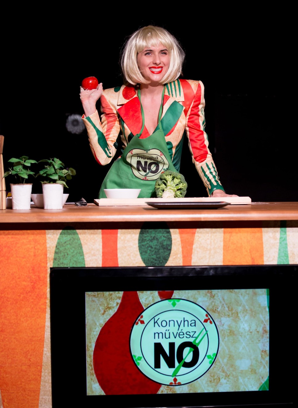 A női kiszolgáltatottság a legváltozatosabb módon jelenik meg a megrázó, mégis időnként hangos kacagásra késztető darabban