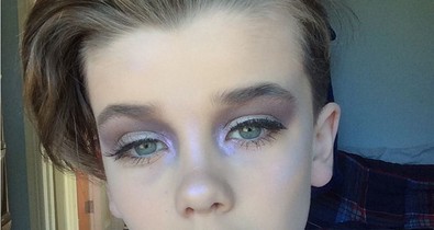 Ez a 10 éves kisfiú úgy sminkel, mint a profik!